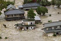 日本鬼怒川因暴雨决堤 民众被困房顶