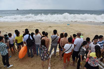 深圳海岸现垃圾带 万人垃圾旁淡定看海