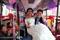 “90后”新人办低碳婚礼 公交车变身浪漫婚车