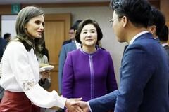 韩国第一夫人气质确实不一般！一身高贵紫亮相，皮肤嫩得不像64岁