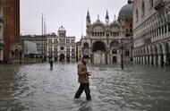威尼斯50年最惨水灾淹掉古迹广场，超过85%土地在水下