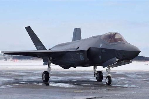 F-35惨遭羞辱，两架五代机追不上图-160，俄罗斯飞行员一战成名