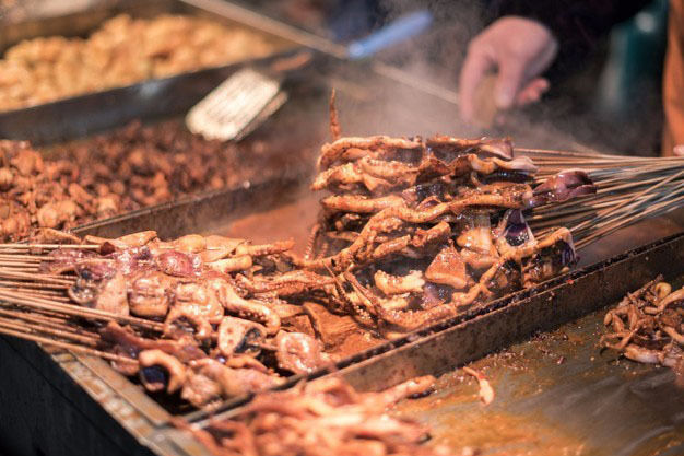 户部港是武汉的大众食堂，在这里吃饭要不怕人挤人和排长队