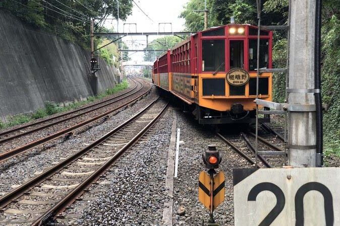 日本京都岚山小火车全程只有7公里，沿途仅4站，却可观赏京都四季