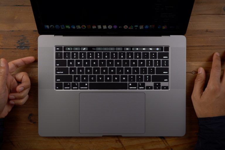 用户抱怨，16英寸MacBook Pro扬声器“砰砰”作响