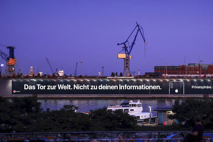 苹果在德国汉堡港口，超长海报宣传 iPhone 隐私性