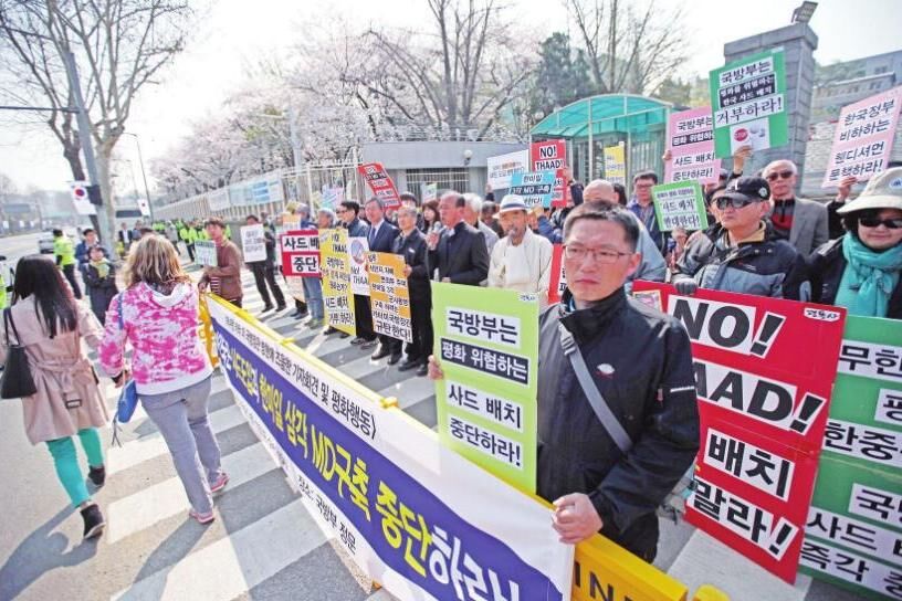 美大使馆遭2万人围堵，当场撕毁星条旗，高喊口号反对美国