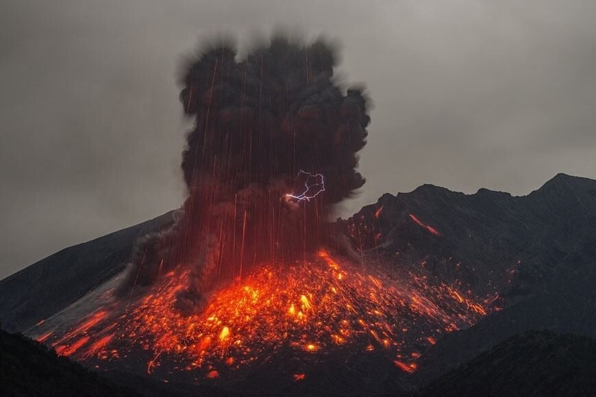 日本灾难临头，火山猛烈喷发，当地政府无能力应对