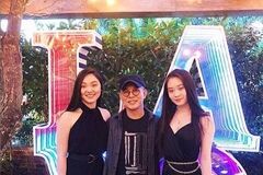 李连杰带两女儿专访，颜值不输女星，一个成熟一个温婉气质大不同