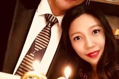 王力宏娇妻晒母子照，弟弟躲怀抱好可爱，33岁李靓蕾穿吊带裙抢镜