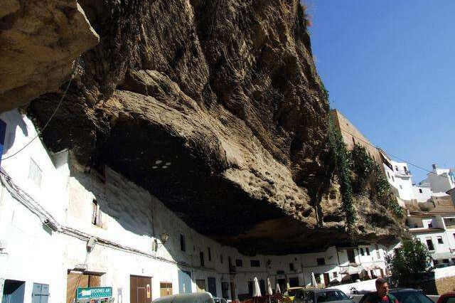 巨石下的小镇 600年风雨侵蚀安然无恙 专家预测还可屹立5000年