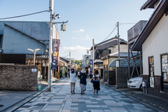 日本街头电线杂乱，美国还用木电杆，发达都喜欢用“过气”东西？