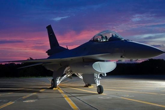 F-16V能够压制歼-20战机？ 专家说了一句大实话 第一波攻击是这样的