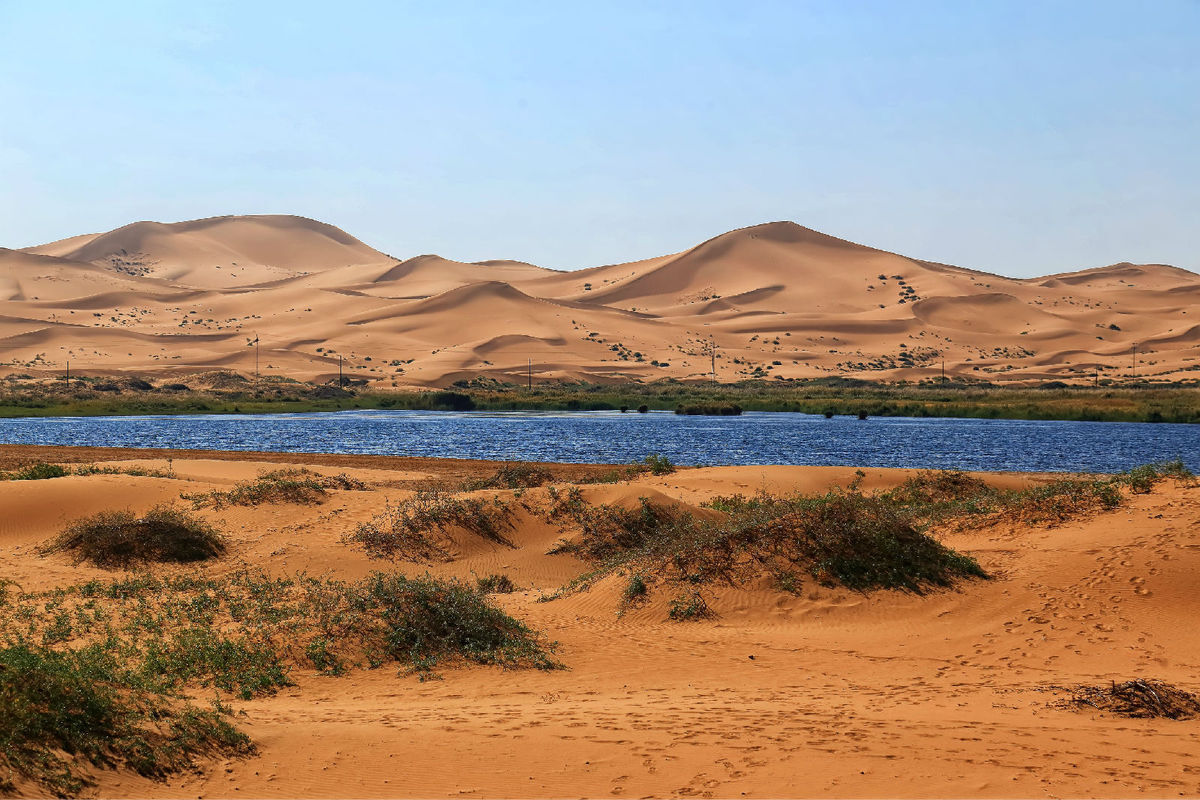 在腾格里沙漠深处，有6000万年前的湖泊，水深4米