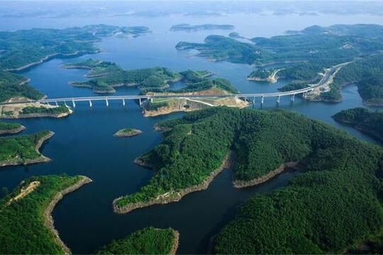 多个矿泉水的取水地，是我国最干净的水，不需过滤可直接饮用