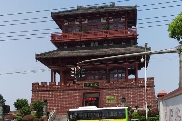 建在长江中的古寺，屹立700年不倒，游客只能乘船到达