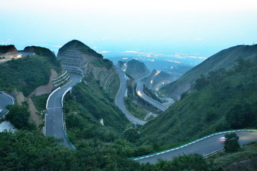 世界“最”弯公路，因地形问题修建的道路，无意间成为了一道风景