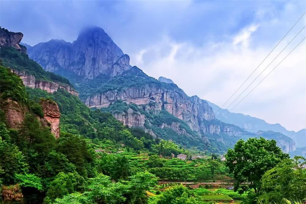 浙江大龙湫风景区，奇峰怪石与秀丽山水相伴，游人可陶醉其中