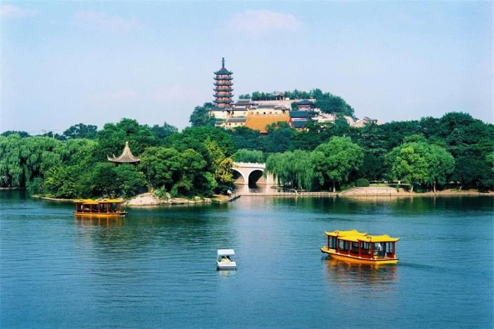 镇江金山风景区，景区内古塔耸立，幽静湖泊与葱郁林木为伴