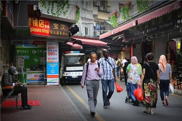 非洲小伙来到中国，出高铁站后十分惊讶，以为自己回到了故乡