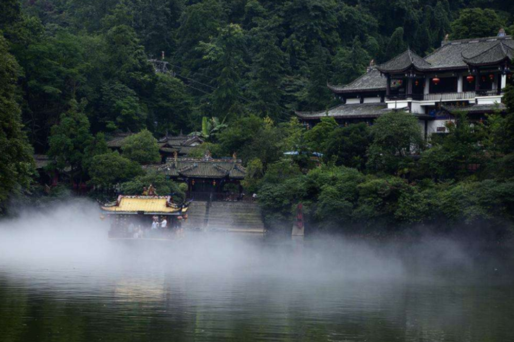 青城山绚丽美景，皆在后山泰安古镇，游人可欣赏溪水石上流的美景