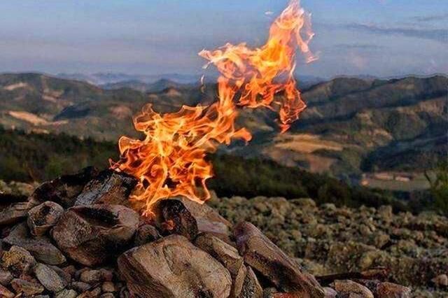 世界上最呆萌的火山，只有1米左右高，竟被游客用来烧烤煮饭