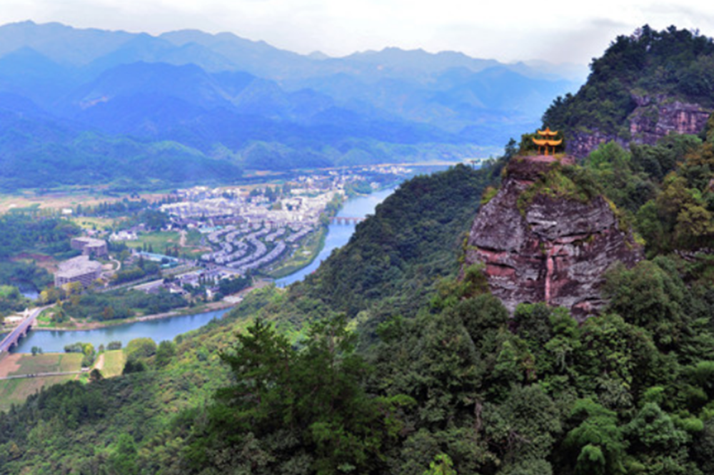 天地神秀齐云山，清泉古洞汇聚于此，山青水秀成就奇景