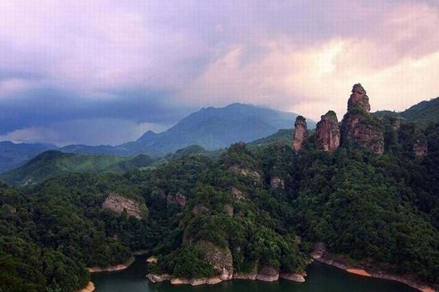 亚洲最大的阶梯式瀑布在福建这座山中，落差588米