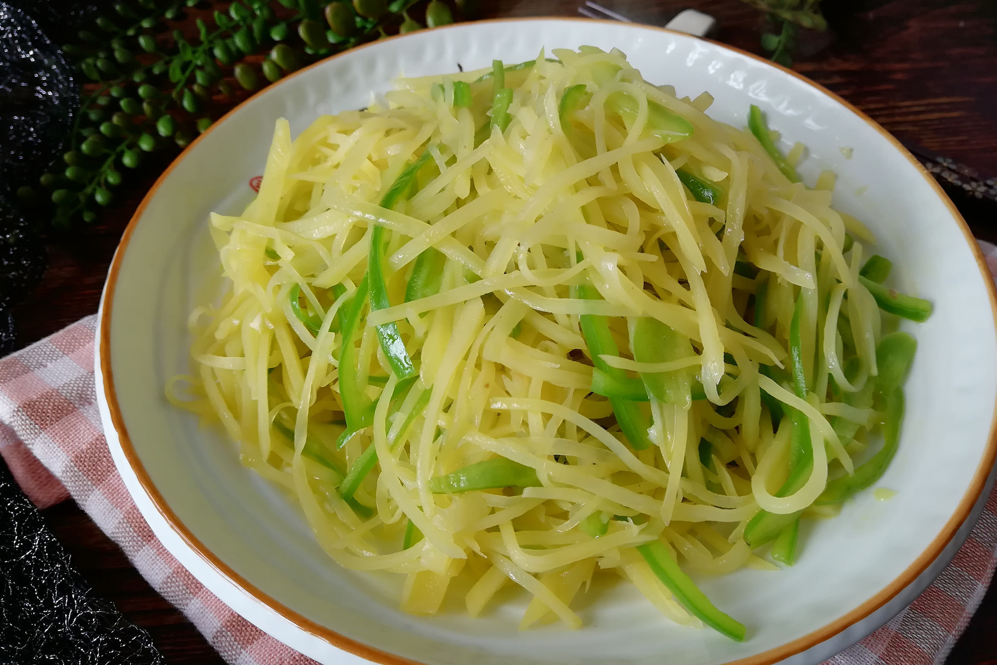 土豆丝和这个食材一起搭配炒，清香开胃，教你这样炒还不会粘锅