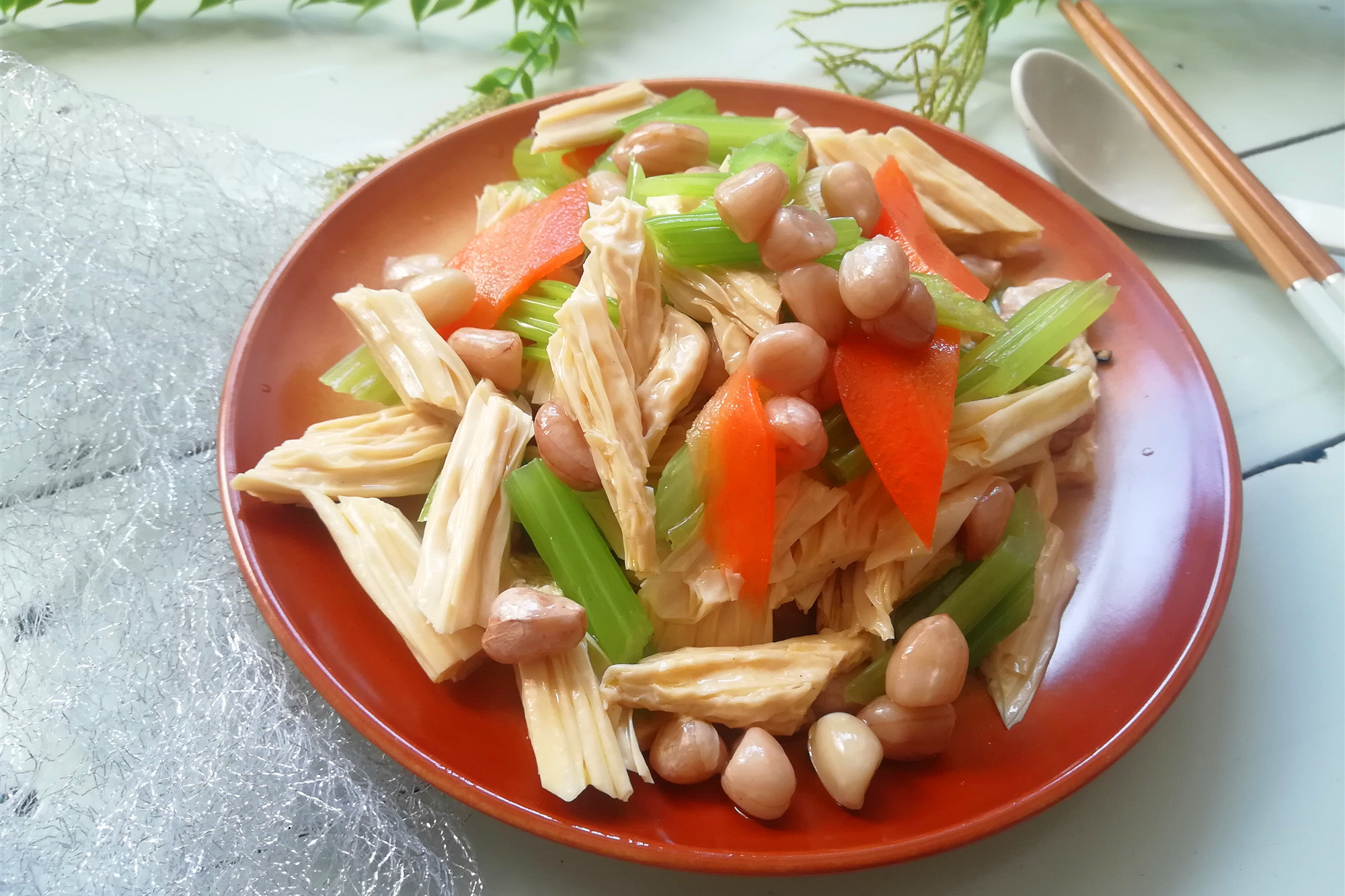 春节家宴大鱼大肉吃的腻，这个凉拌菜清爽解腻，家宴上特别受欢迎