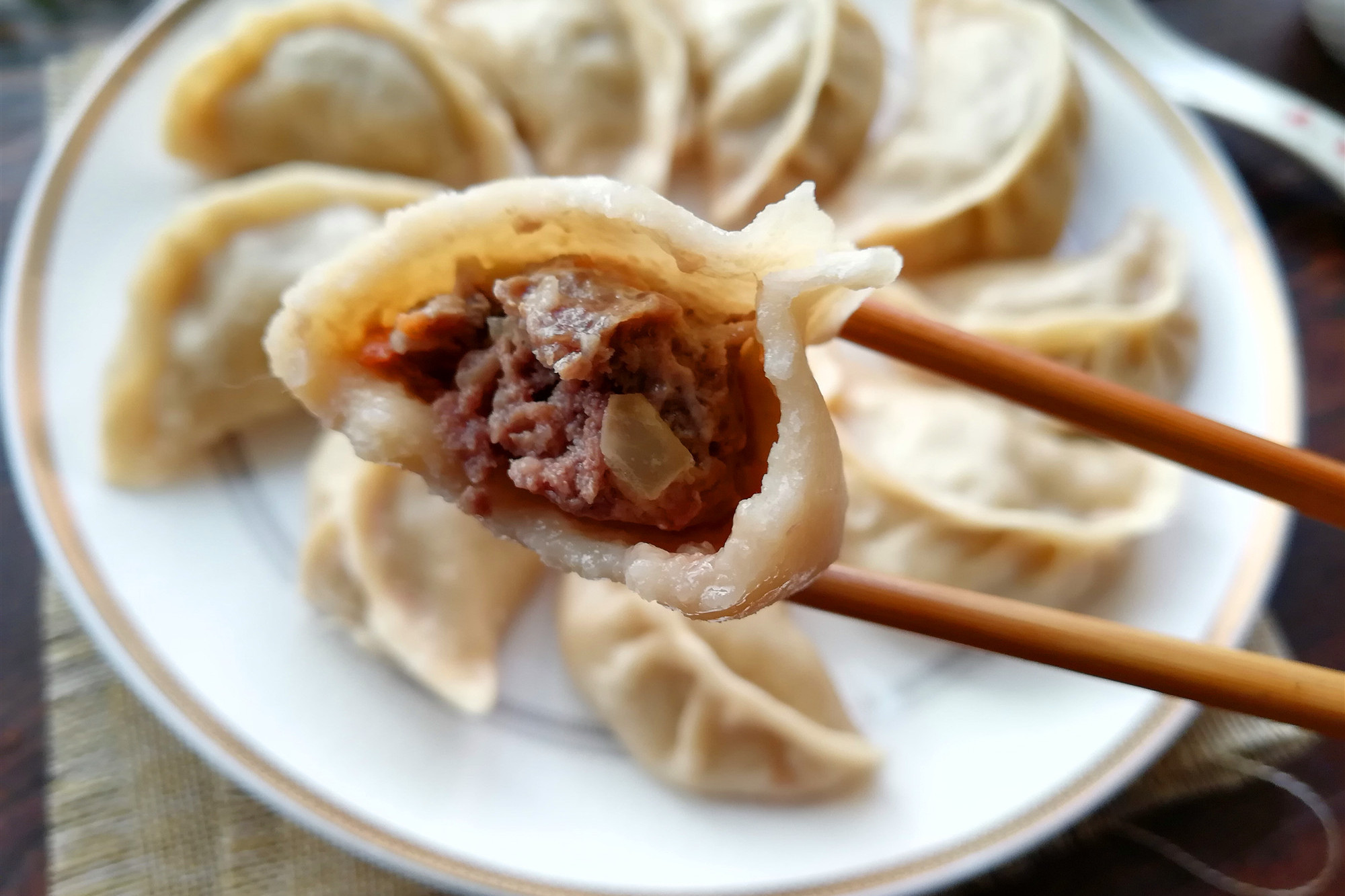 吃饺子，这个肉馅的饺子最香了，香嫩可口，就是有点贵