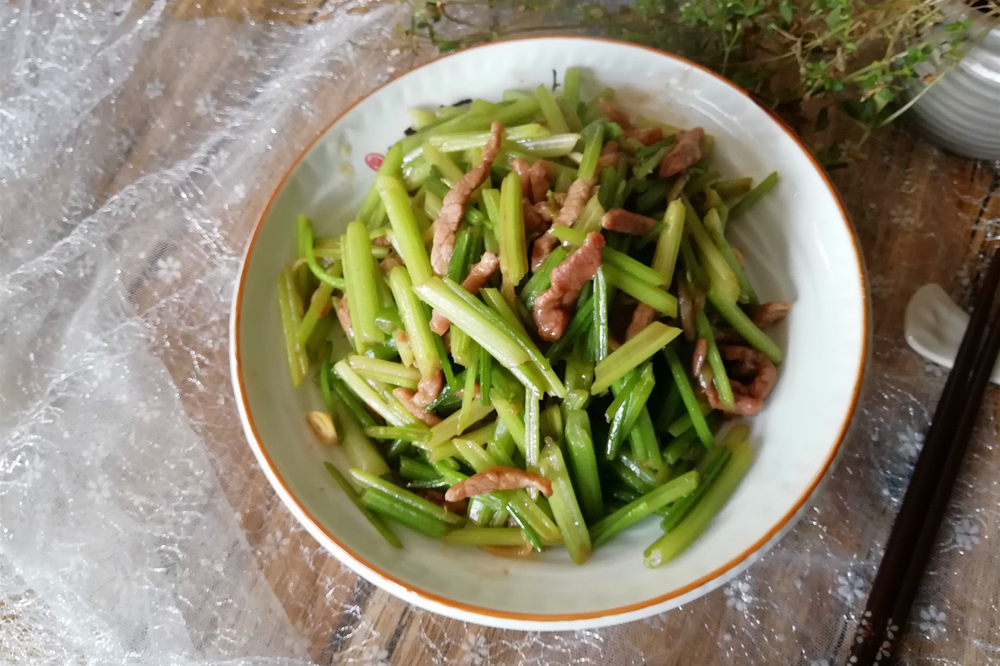 家常芹菜炒肉丝，怎样把肉丝炒的嫩，芹菜绿又入味，教你这个做法