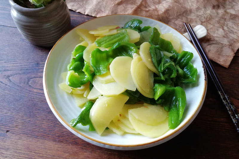 家常炒土豆片，加上它味道更好，清香味美，特别下饭