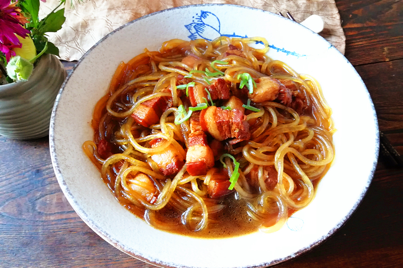 教你五花肉的东北做法，味道香，吃着不油腻，天冷吃它最下饭