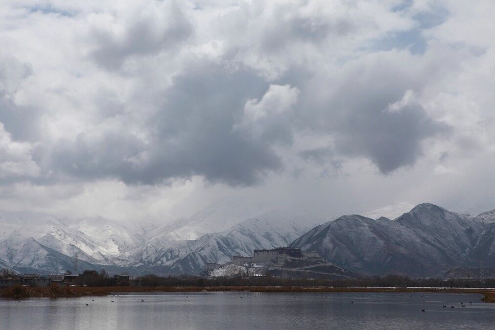 今年过年来拉萨吧，这里的冬天并不冷，这里的雪景非常美！