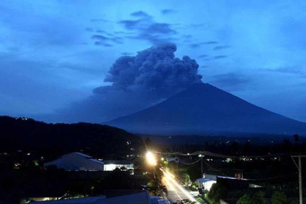 三级高度警戒！巴厘岛火山再喷发，游客滞留机场