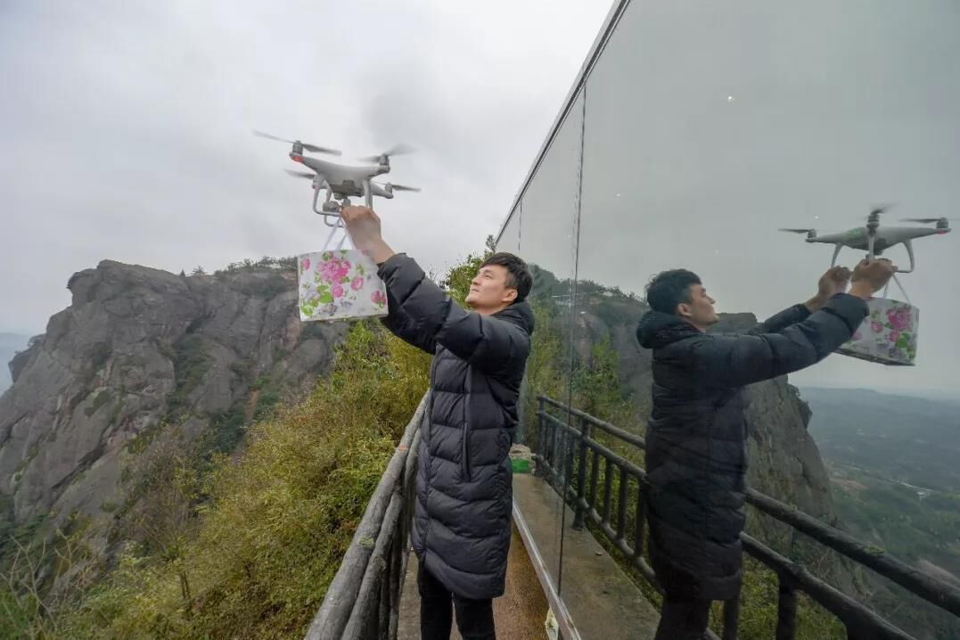 吃饭无人机配送！523米悬崖边的玻璃客栈，全景观云海丹霞美景