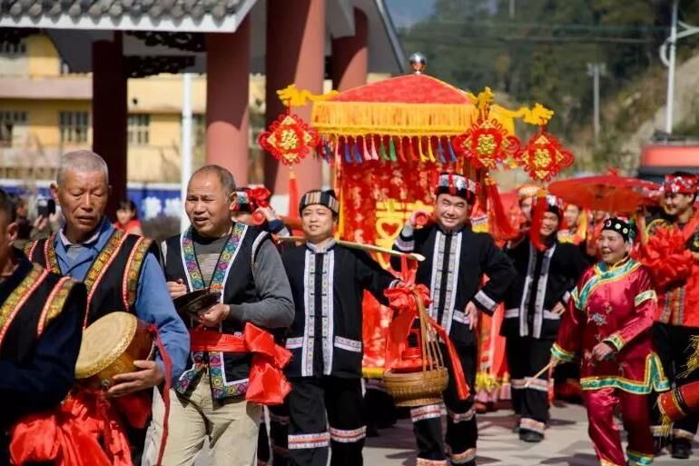 头戴凤冠，身穿凤凰装，这场民族婚礼堪比《知否》明兰大婚