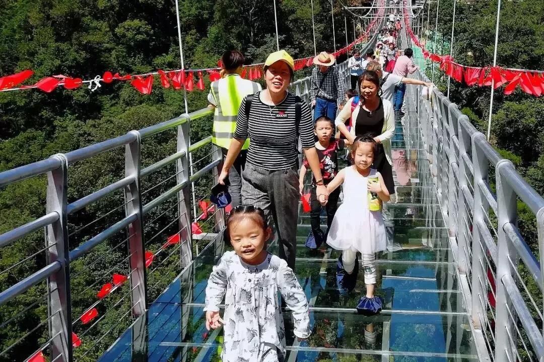 这有条“易碎”的水幕玻璃栈道，郴州九龙江旅游区游玩攻略