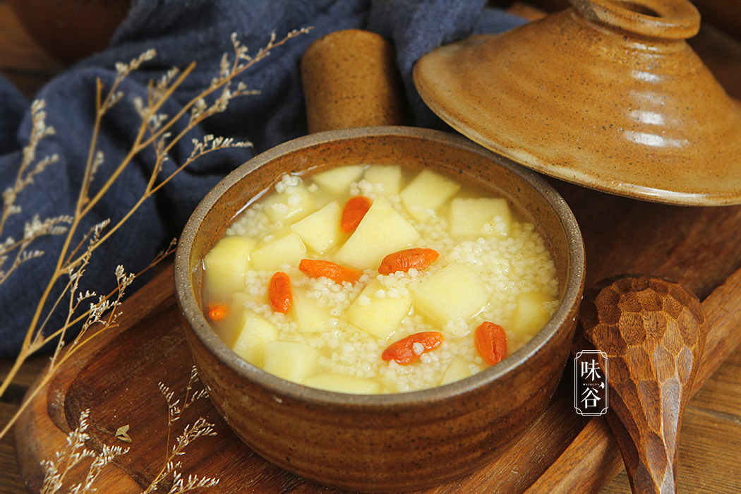 小米粥里加水果，营养翻倍又好吃，孩子多喝肠胃好，早食早受益