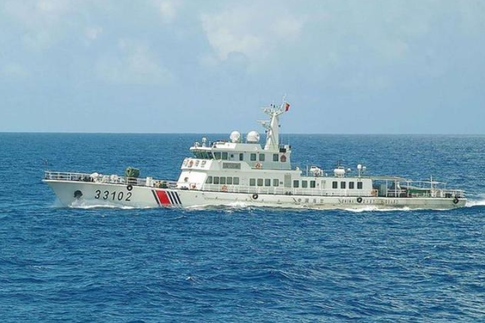 舟山海域传出求救信号，载有18人的渔船沉没，大批舰船已到达救援