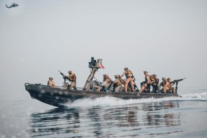 海峡南边海域，一艘货轮遭美国海军强行截停，并派军登船展开检查