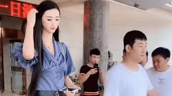 长腿美女个子太高，引来围拍