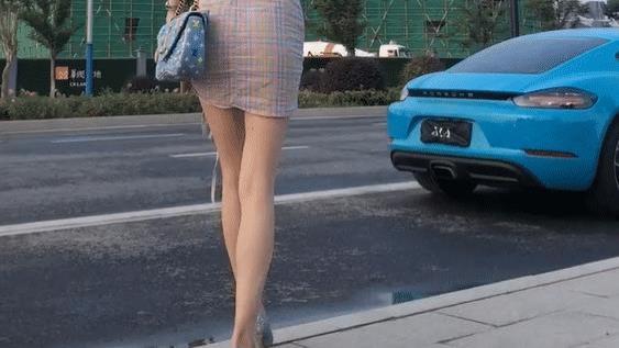 长腿美女和豪车，更爱哪一个？