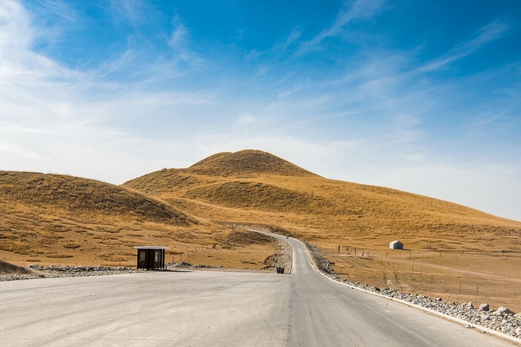 新疆南部最美的公路，传说古时候多出玉石，路上游客稀少！