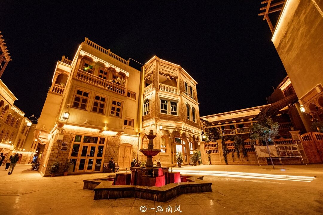 新疆沙漠绿洲中有座“古城”，建筑雅致，夜景好迷人！