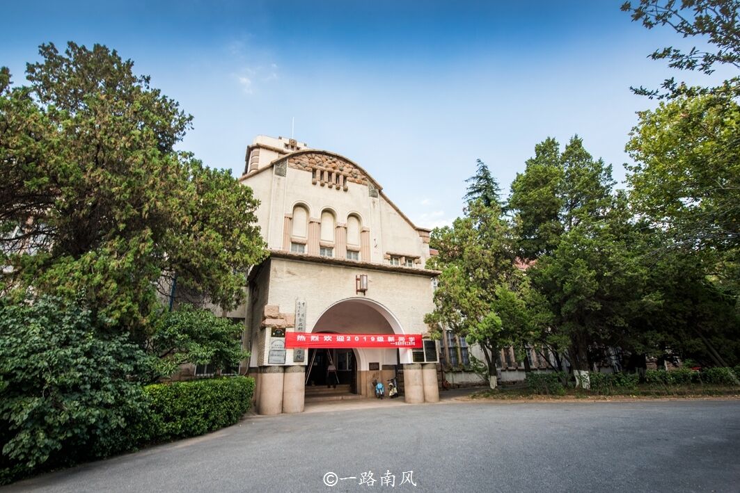 中国最美的大学，其中一座在山东青岛，景色不输北大清华！