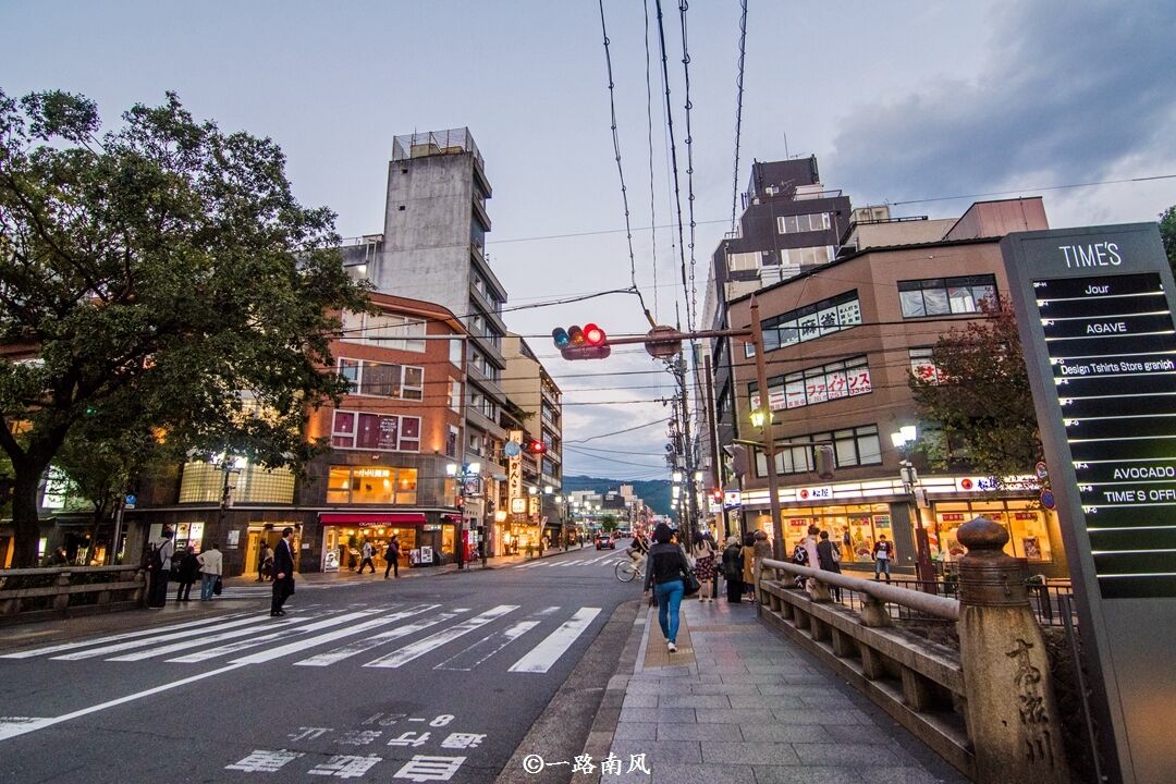 同是千年古都，西安街头人山人海，日本京都电线“乱”如麻！