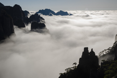 黄山惊现绚丽云霞景观 涌金流银光彩夺目