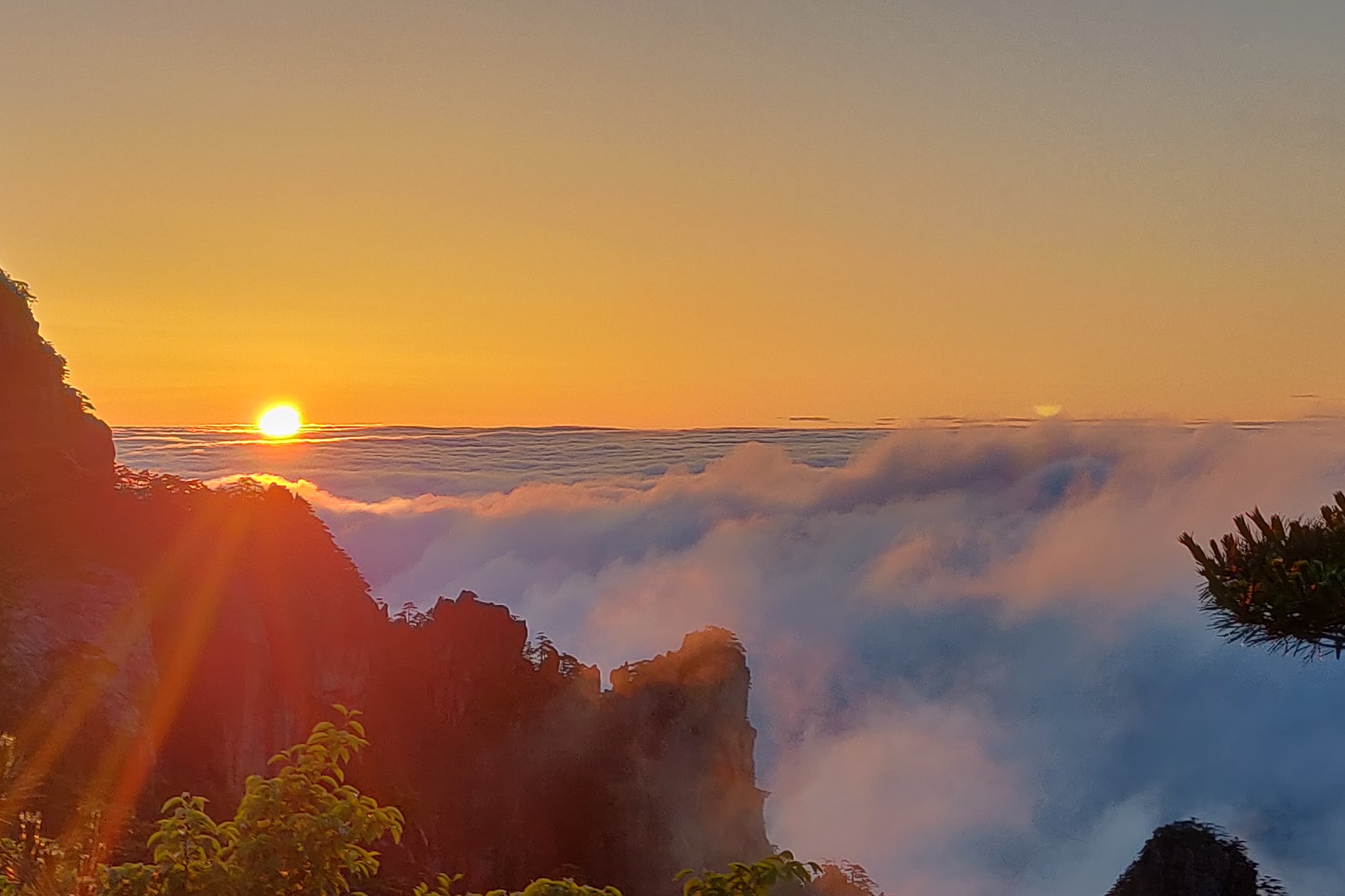 黄山风景区现浩瀚云海和绚丽日出景观